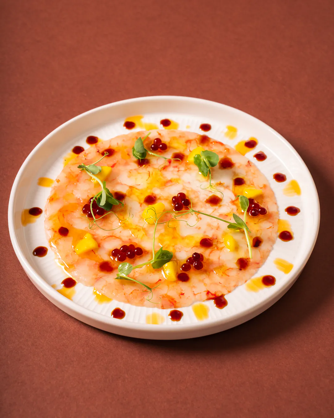 Carpaccio di gambero rosso con perle di ponzu e yuzu